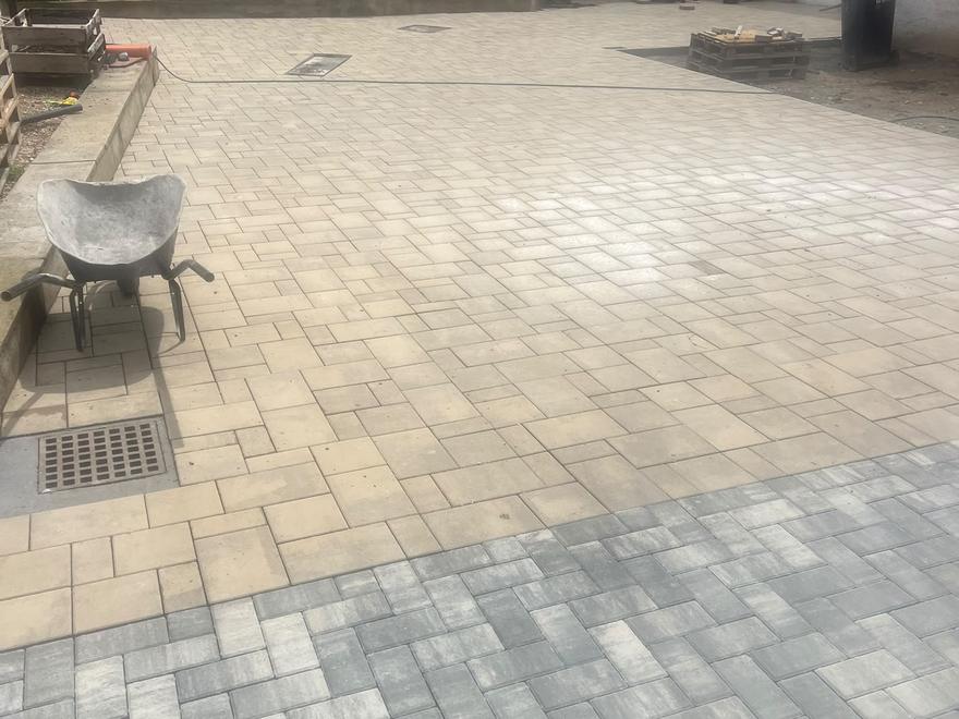 Vydlážděný dvůr zámkovou dlažbou